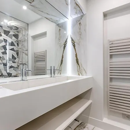 Apartament Unique Luxury Parisian Flat 2br/6p -champs Elysees Paryż