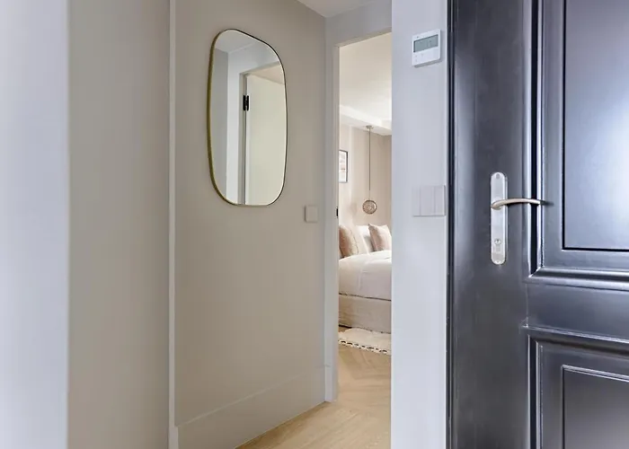 Apartment Unique Luxury Parisian Flat 2br/6p -champs Elysees