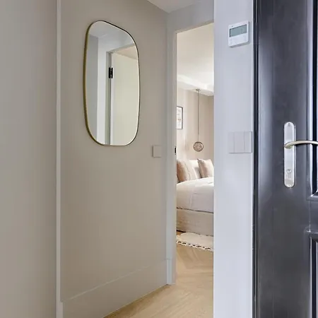 Apartment Unique Luxury Parisian Flat 2br/6p -champs Elysees