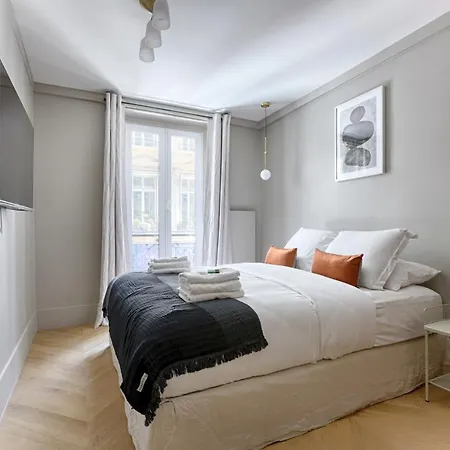 Unique Luxury Parisian Flat 2br/6p -champs Elysees *