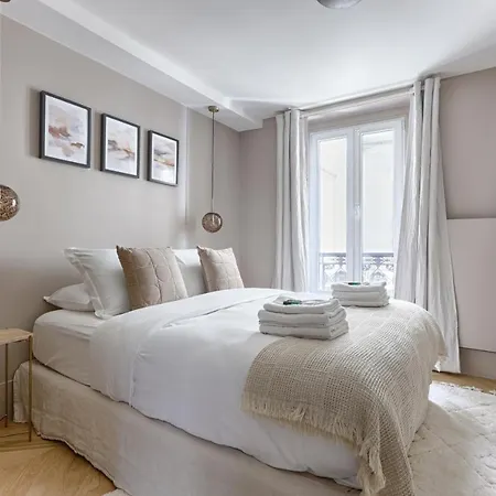 Unique Luxury Parisian Flat 2br/6p -champs Elysees Апартаменты *