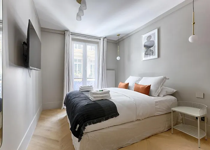 Unique Luxury Parisian Flat 2br/6p -champs Elysees *