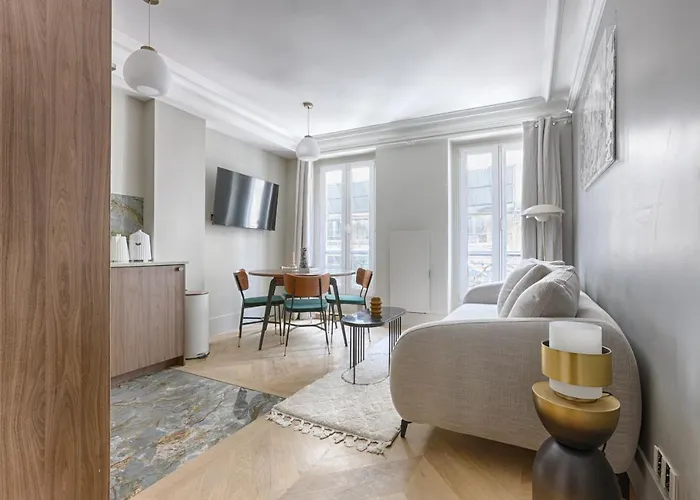 Unique Luxury Parisian Flat 2br/6p -champs Elysees