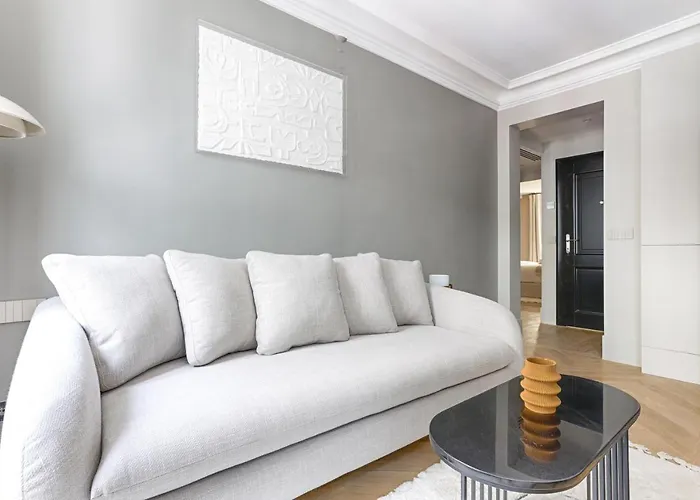 Unique Luxury Parisian Flat 2br/6p -champs Elysees Paris